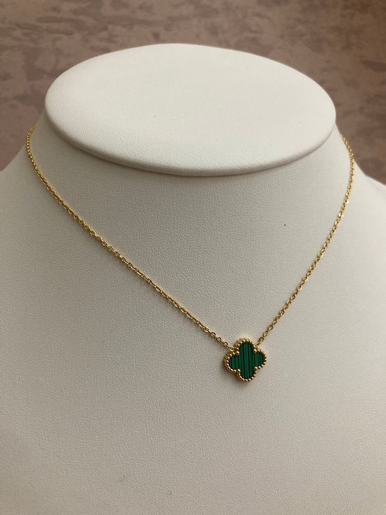 Clover leaf pendant